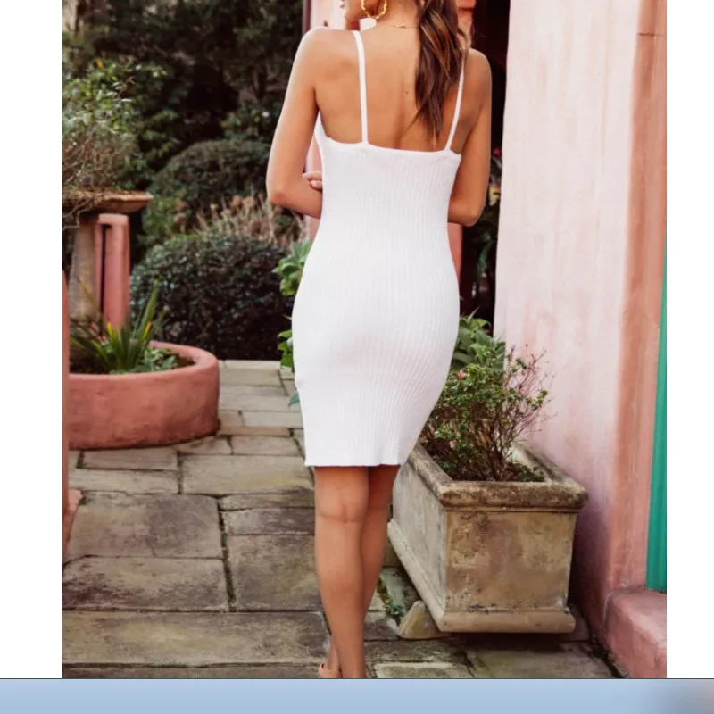 Женское трикотажное платье без рукавов однотонное Короткое облегающее с v