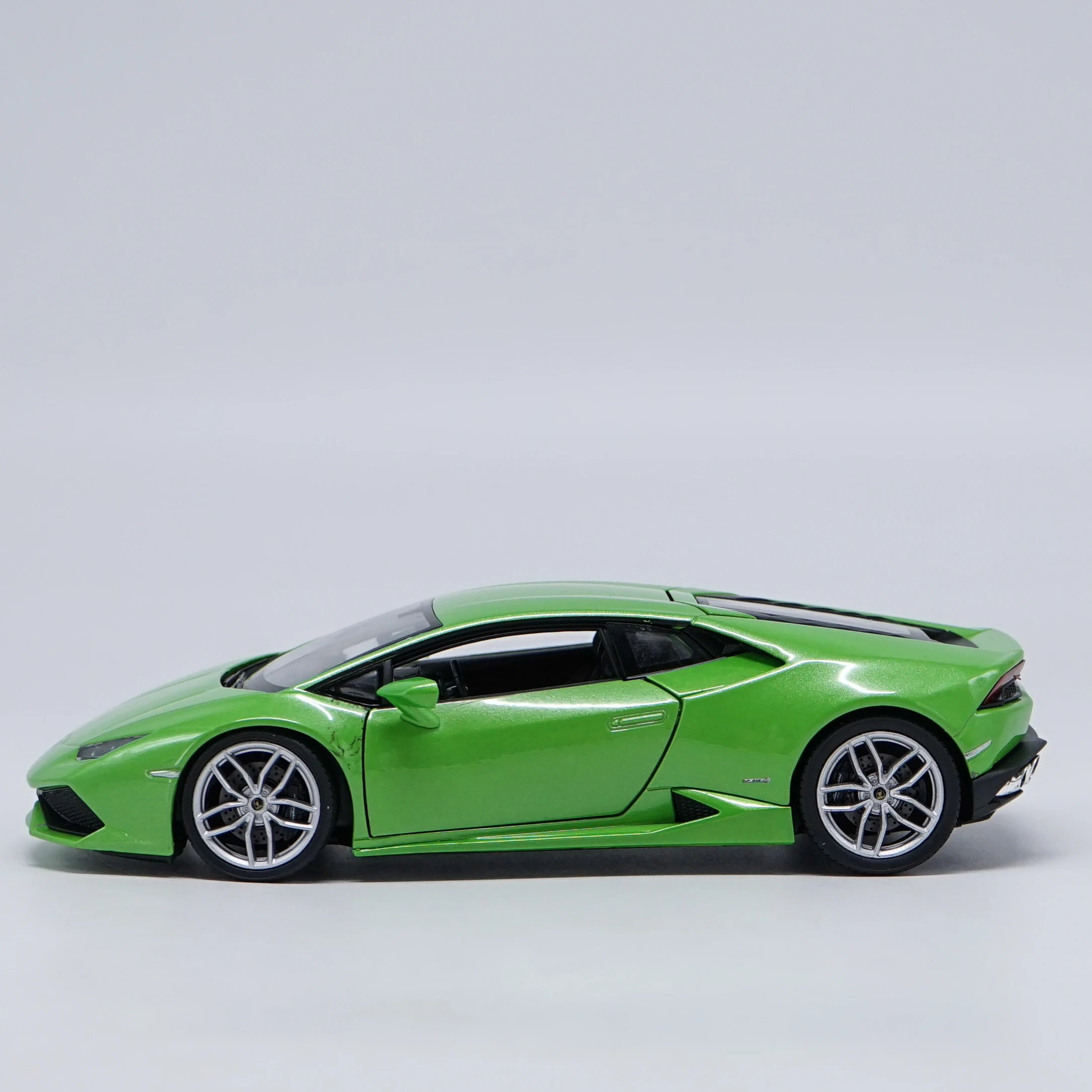 Литые металлические транспортные средства 1:24 модели автомобилей Coche mkd3 масштаб