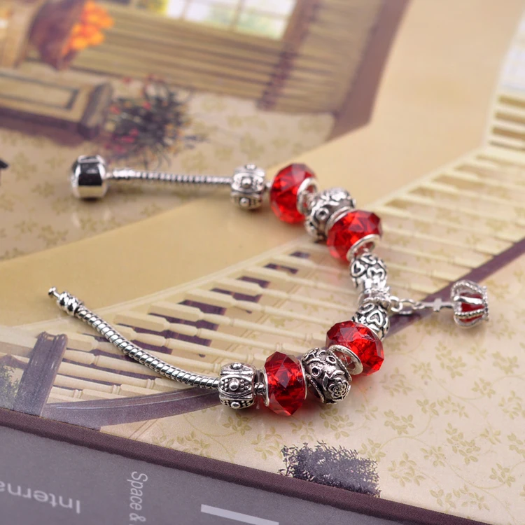 Женский браслет с подвесками в виде сердца из серебра красными бусинами античном