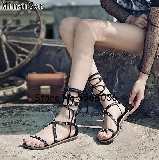 Черные женские сандалии на плоской подошве с открытым носком шнуровке в римском