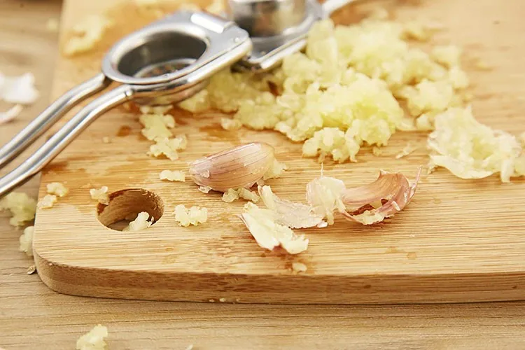 Новое поступление высокое качество нержавеющая сталь кухонные аксессуары сплав цинк дробилка чеснок небольшой извести пресс Супер простой в использовании