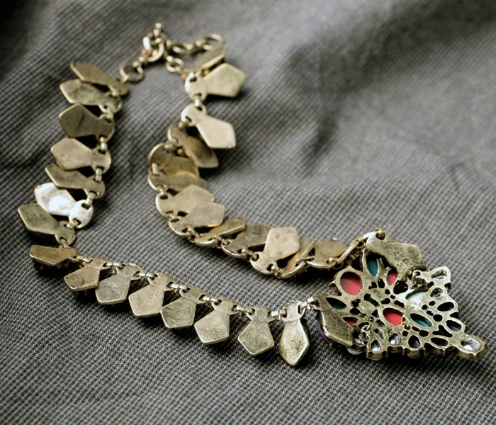 Роскошное эффектное ожерелье с цветами золотого цвета винтажное из стекла и