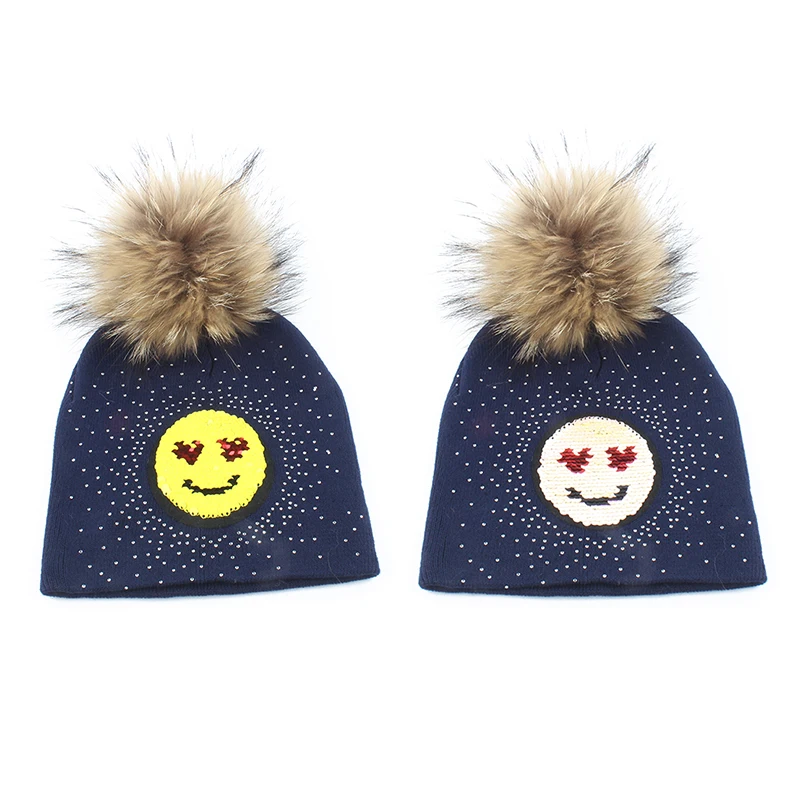 Детская шапка с помпоном из натурального меха зимняя улыбкой и блестками для