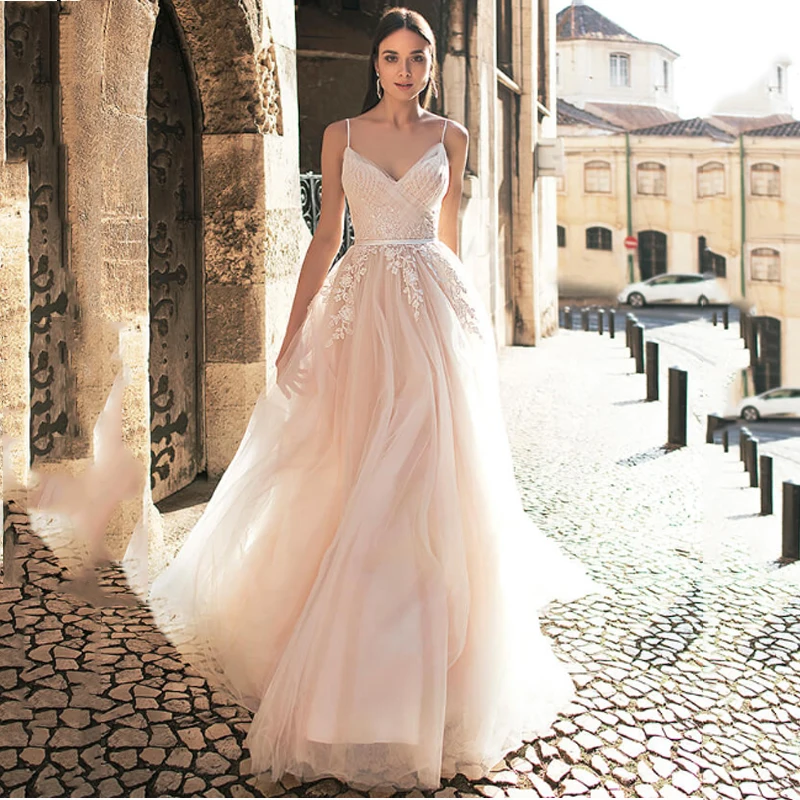 Свадебное платье трапециевидной формы на тонких бретельках розовый светильник