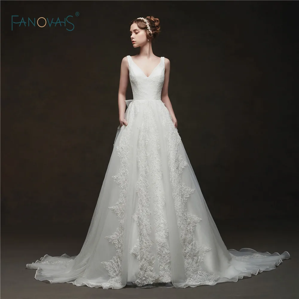 Женское платье с бантом простое кружевное А силуэта треугольным вырезом и