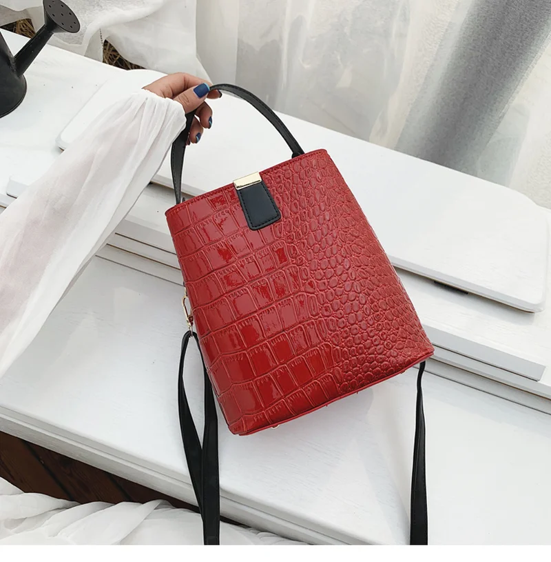 

2019 New Korean Version of The Crocodile Pattern Large Capacity Female Wild Simple Shoulder Fashion Handbag Bucket Bag WWJ490