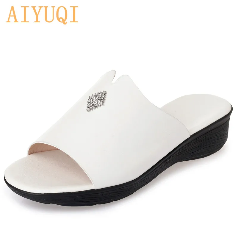 white AIYUQI/женские шлепанцы на плоской подошве; Новинка года; Летняя обувь; сандалии; женская модная верхняя одежда; удобная обувь; тапочки для мамы; большие размеры - Цвет: white