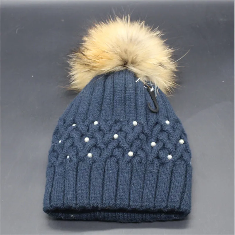 Вязаная женская зимняя шапка мяч из натурального меха енота вязаная крючком с