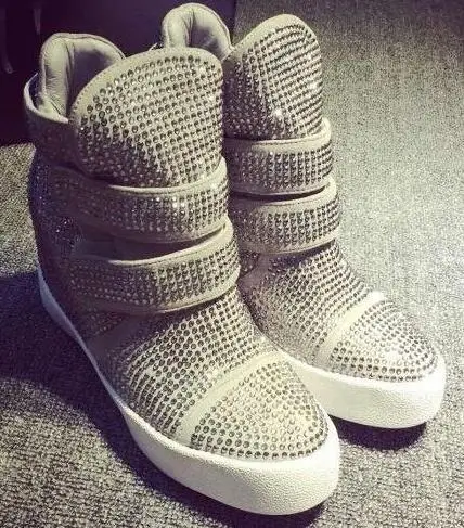 Зимние новые женские ботинки на танкетке липучке украшенные блестящими стразами