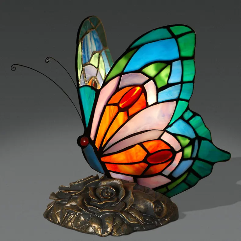 Современное выставочное искусство художественное стекло. Лампа Тиффани бабочка. Витражные светильники Тиффани бабочки. Лампа Тиффани Гласс. Лампа Тиффани настольная с бабочками.