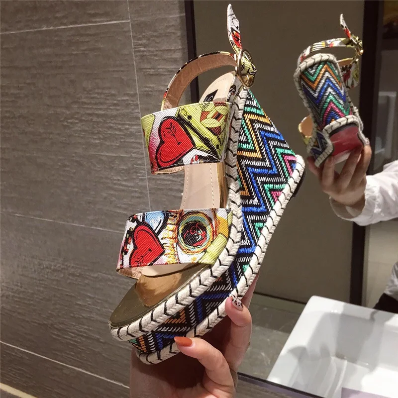 Женские сандалии на платформе дизайнерские высокой танкетке с открытым носком