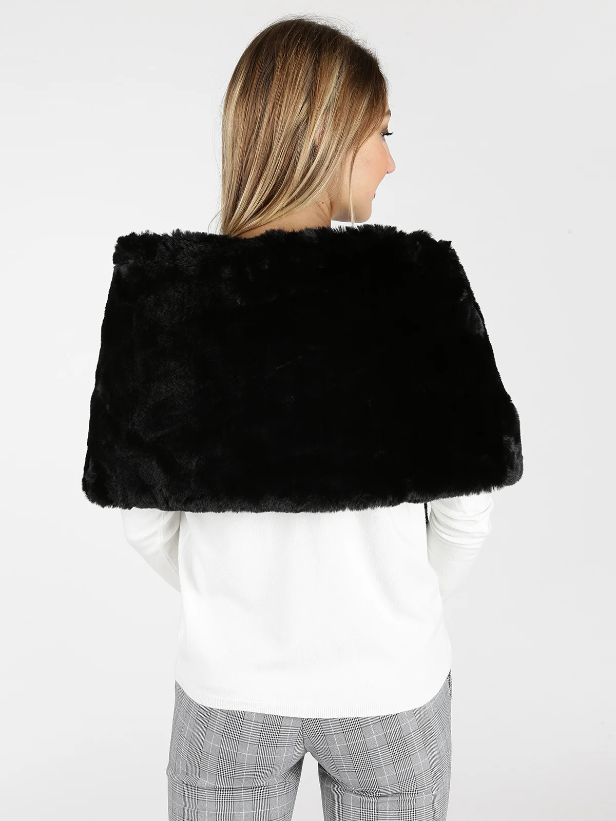 Палантин черного цвета на меху |