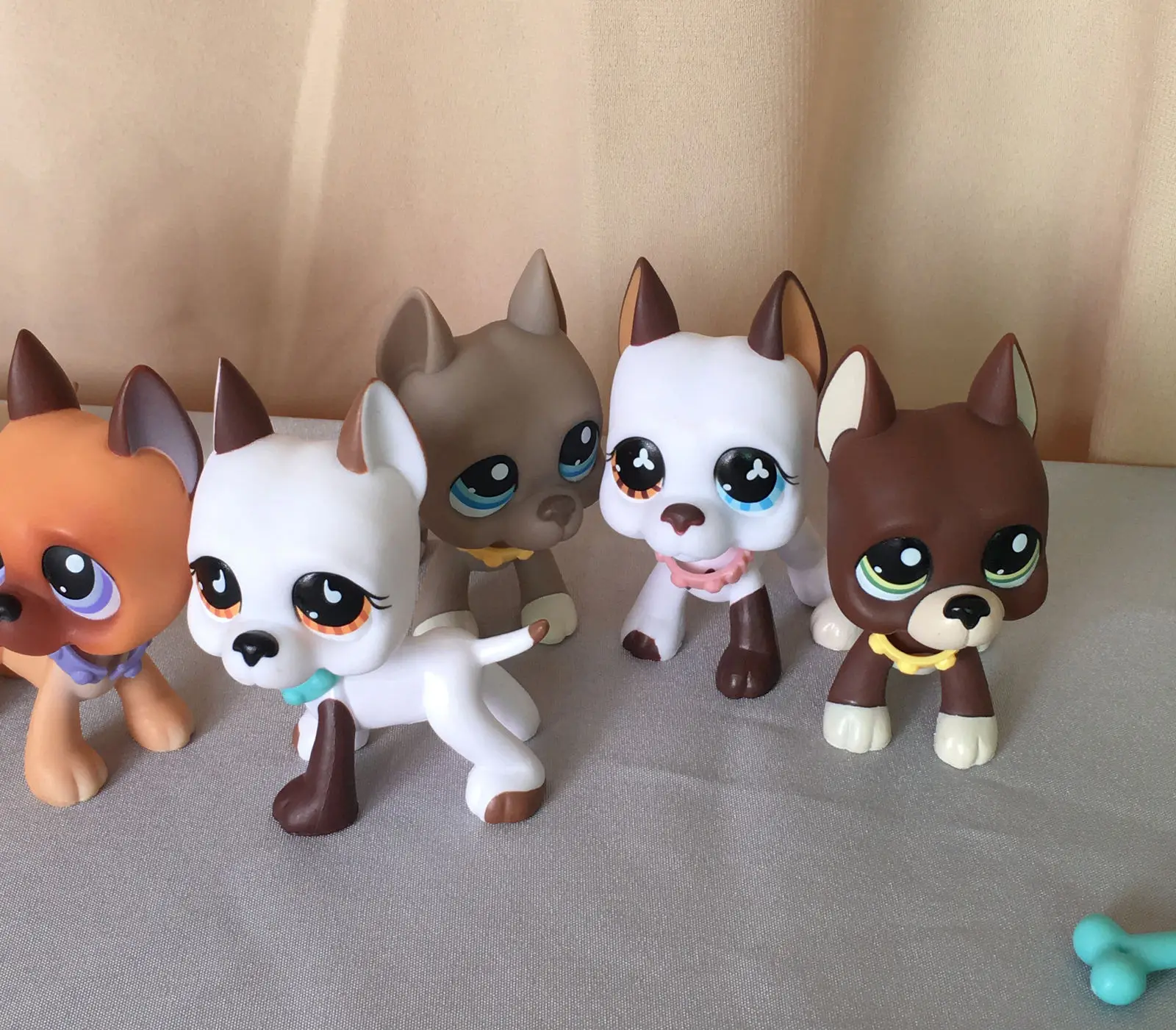 6X Мультяшные животные собаки игрушки Great Dane Dogs и 3x аксессуары случайные