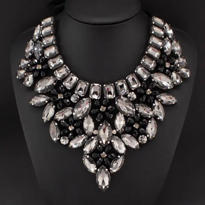 Женское вечернее платье идеально подходит аксессуары массивные ювелирные