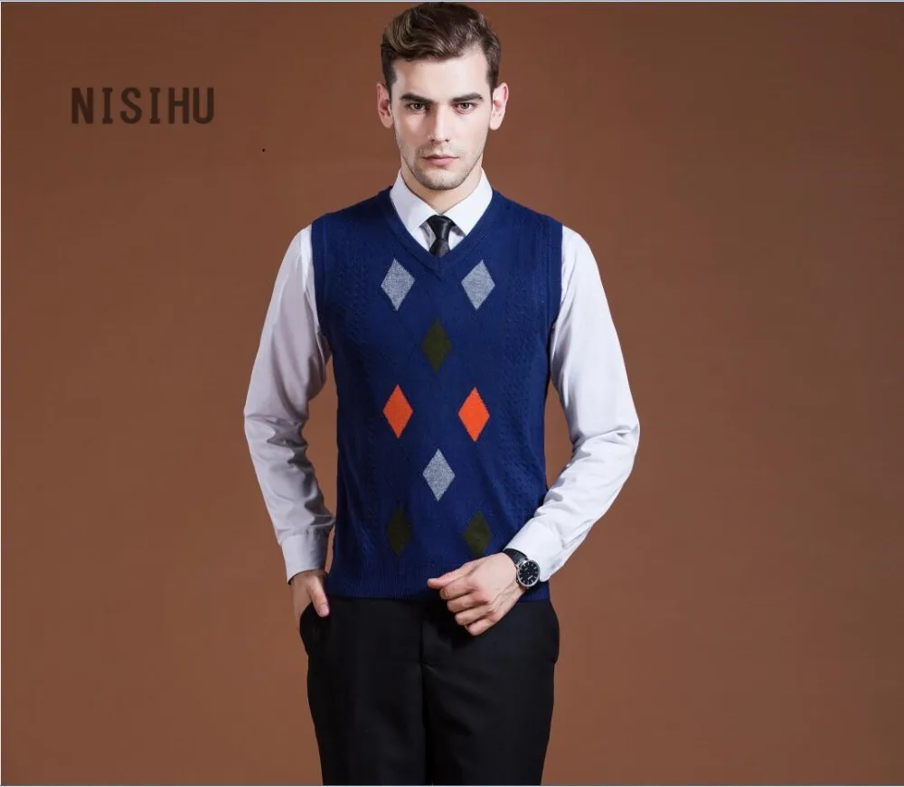 Мужской свитер с треугольным вырезом трикотажный жаккардовым узором
