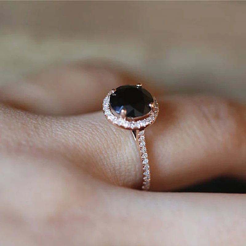 Кольцо обручальное из розового золота с черным кристаллом и фианитом |