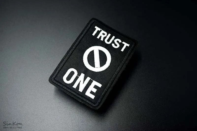 TRUST NO ONE размер: 5,3x7,8 см нашивка Вышитые Симпатичные значки хиппи Железный на детей мультфильм для одежды наклейки
