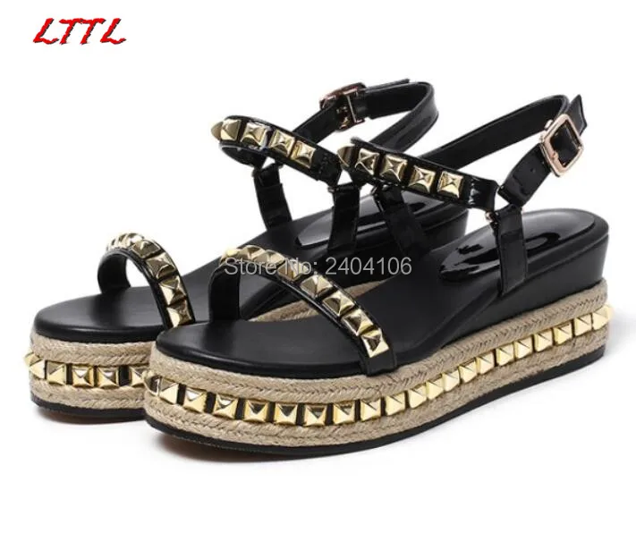 Женские сандалии-гладиаторы с открытым носком на платформе заклепками черного и