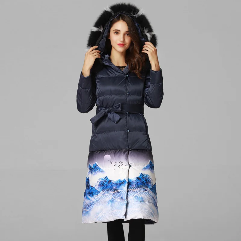 Женский пуховик с капюшоном длинная теплая куртка меховым воротником и принтом