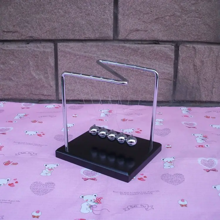 Физический маятник баланс мяч деревянная база столкновения эксперимент