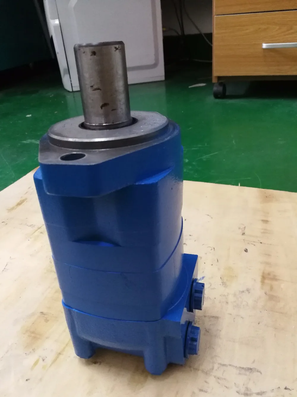 

Hydraulic Gerotor motor 104-1504-006 7.938 [.3125] SQ X 31.75 [1.250] STRAIGHT KEY