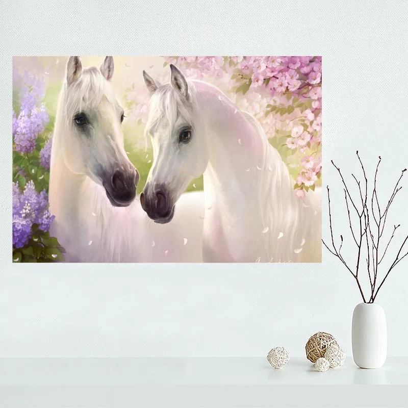 Красивый постер с изображением белой лошади атласный на заказ тканевый