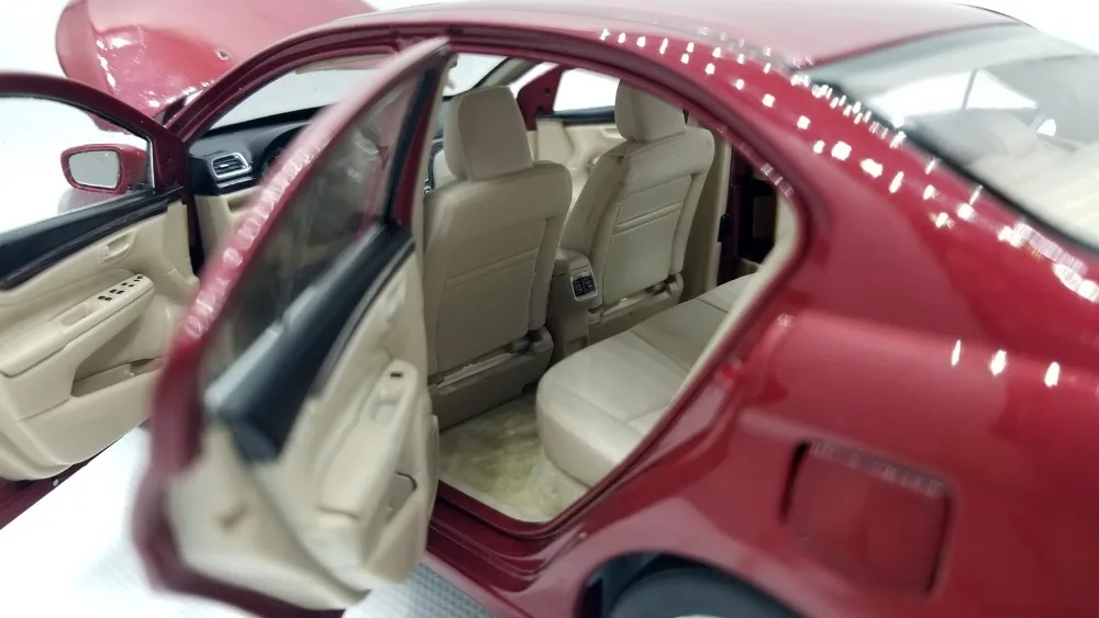 1:18 литая модель для Suzuki Alivio Ciaz красный Седан сплав игрушечный автомобиль миниатюрная Коллекция подарков