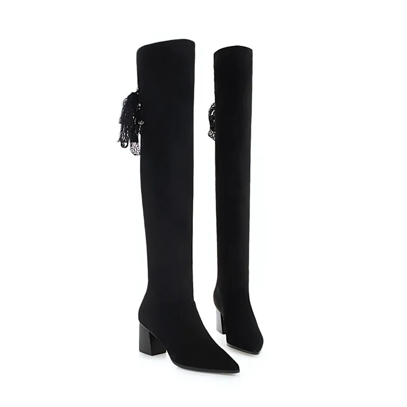 Женские сапоги выше колена с острым носком и перекрестной шнуровкой на
