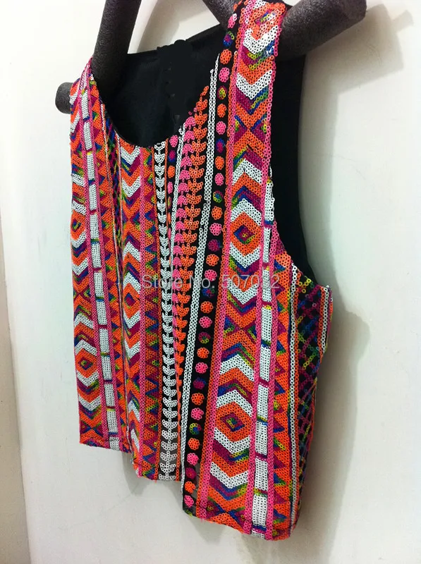 Женская майка с геометрическим принтом красная укороченная бусинами и блестками