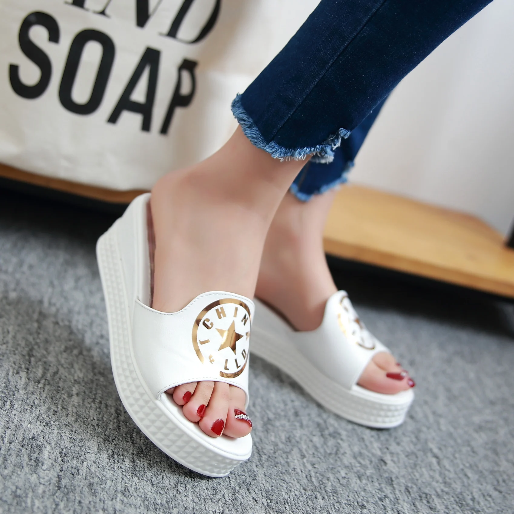 B2 7 женские шлепанцы серебристого и белого цветов на плоской платформе женская