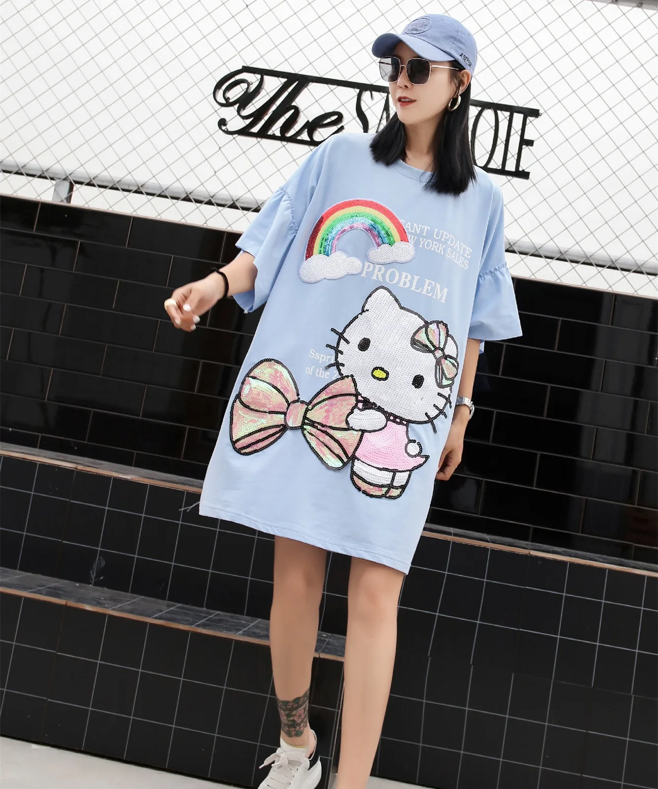 Футболка женская с длинным рукавом и капюшоном радужными блестками большого