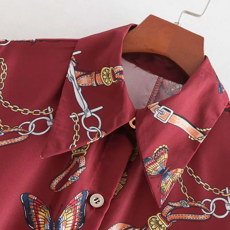 Женское платье-рубашка с рукавом три четверти украшенное цепочкой и принтом