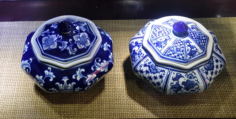 Сине белый фарфор с восьмиугольной канистрой голубой фон Цзиндэчжэнь