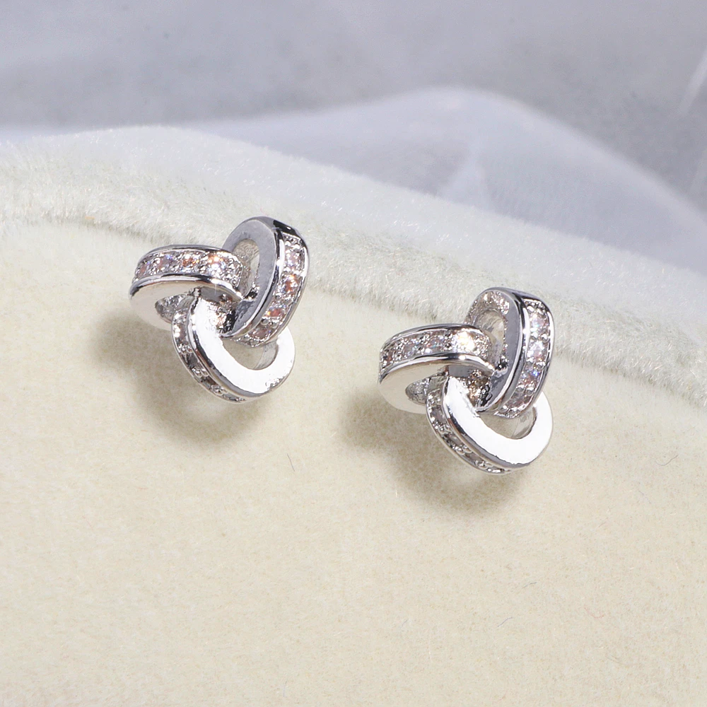 Женские серьги-гвоздики с фианитом серебряного цвета | Украшения и аксессуары
