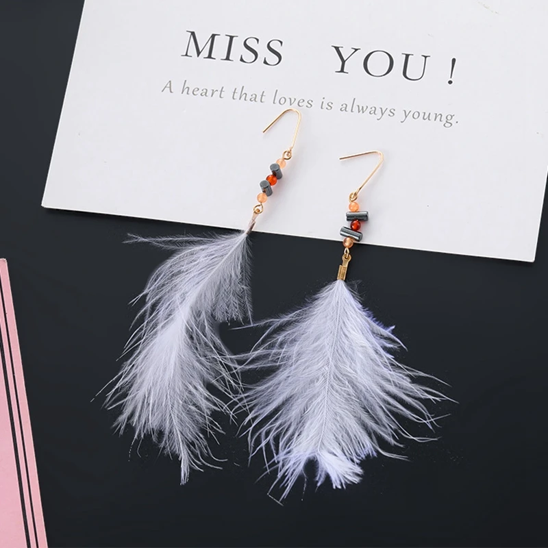 Женские серьги подвески с белыми перьями длинными кисточками и кристаллами