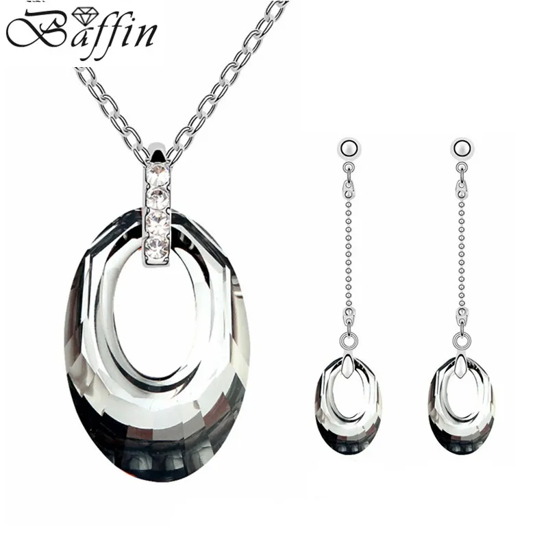 Комплект из колье и серёг с кристаллами Сваровски|jewelry exhibition|jewelry box clip artset up photography