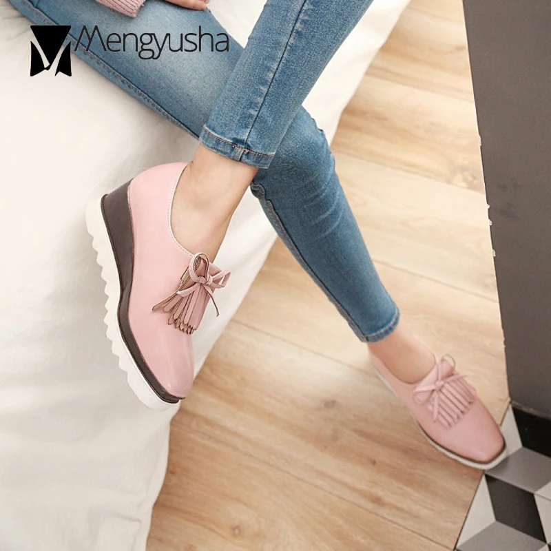 Женские туфли броги на танкетке с кисточками черные белые Розовые Кожаные Туфли