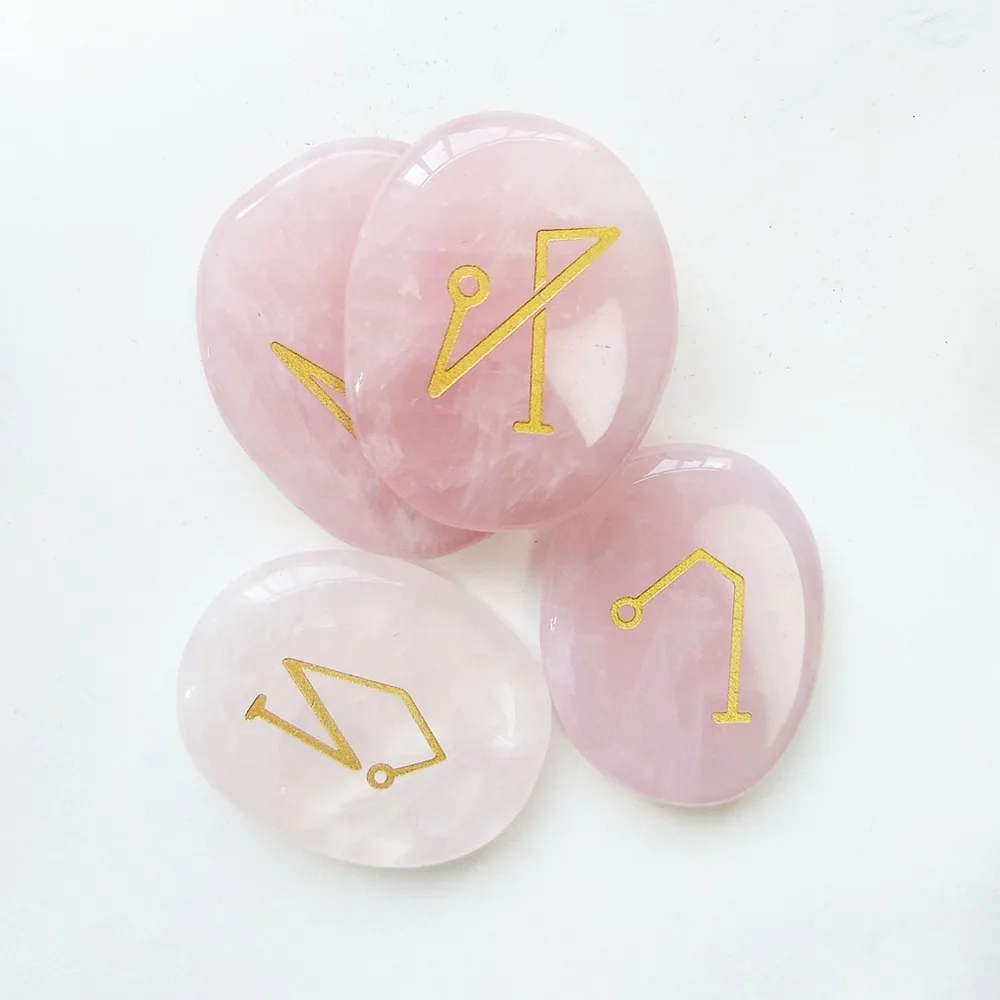 Натуральный розовый кварц с кристаллами розы гравированный Archangel набор символов