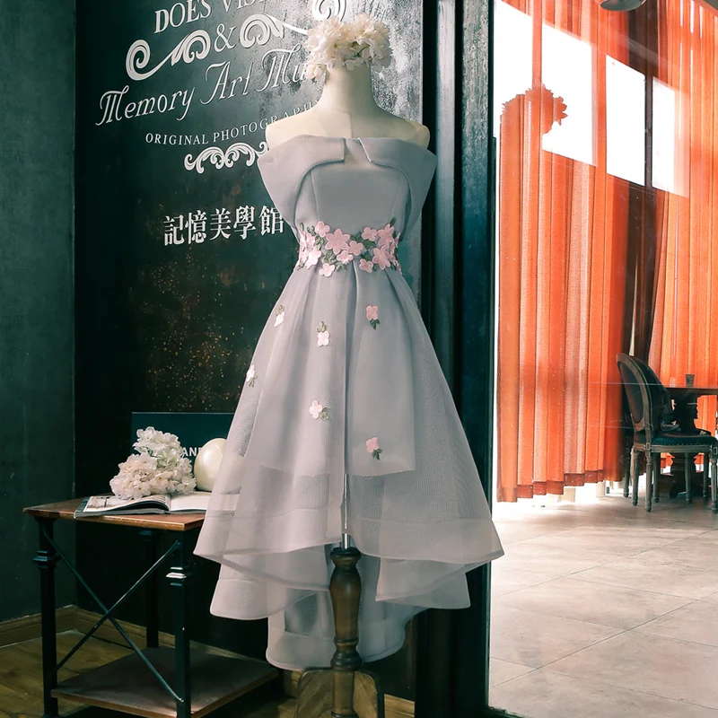 Вечерние асимметричные платья с вырезом лодочкой и цветами серого цвета|neck strap cell