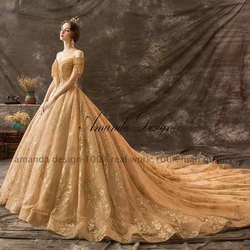 Свадебное платье с длинным шлейфом открытыми плечами|Свадебные платья| |