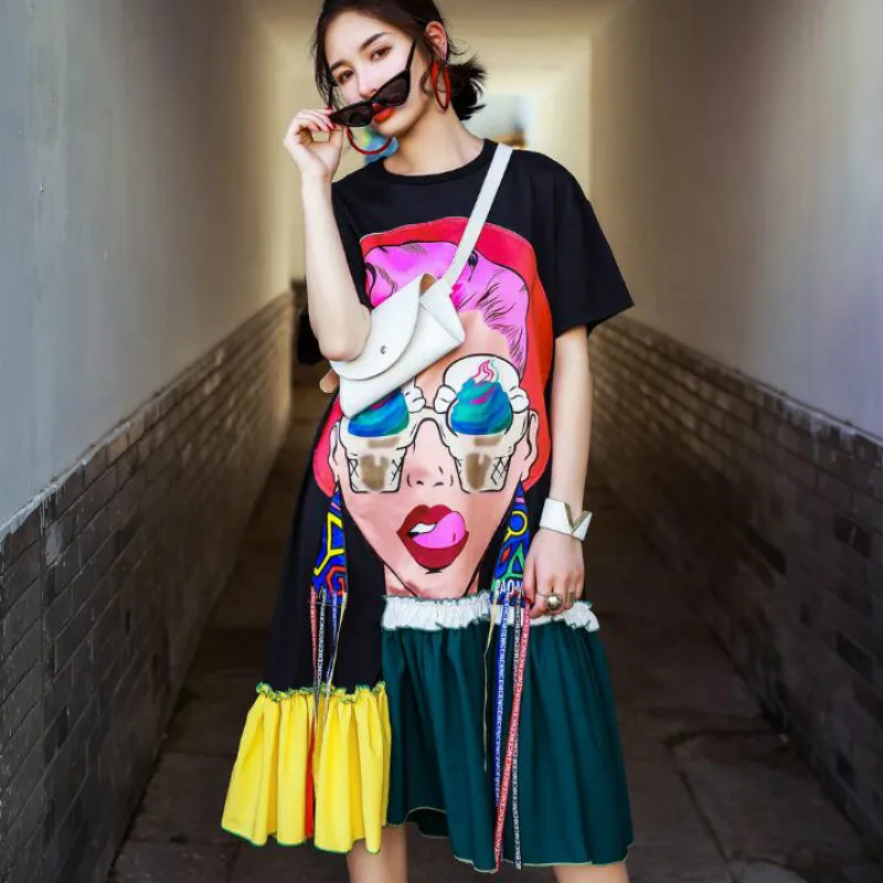 Женское длинное платье футболка с оборками и аппликацией в виде лица контрастных