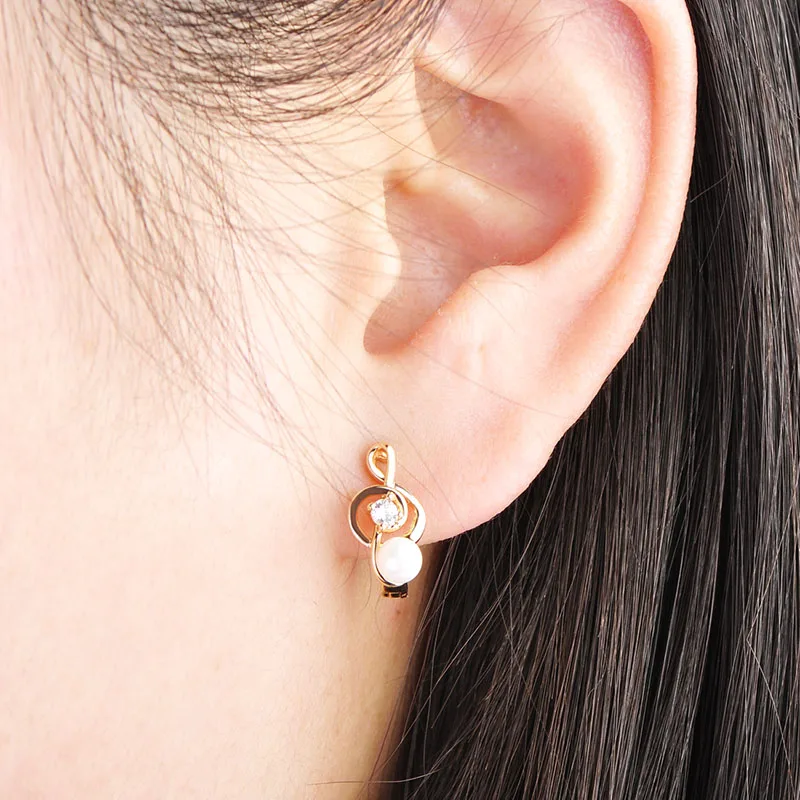 Женские серьги пусеты MECHOSEN маленькие золотого цвета с искусственным жемчугом