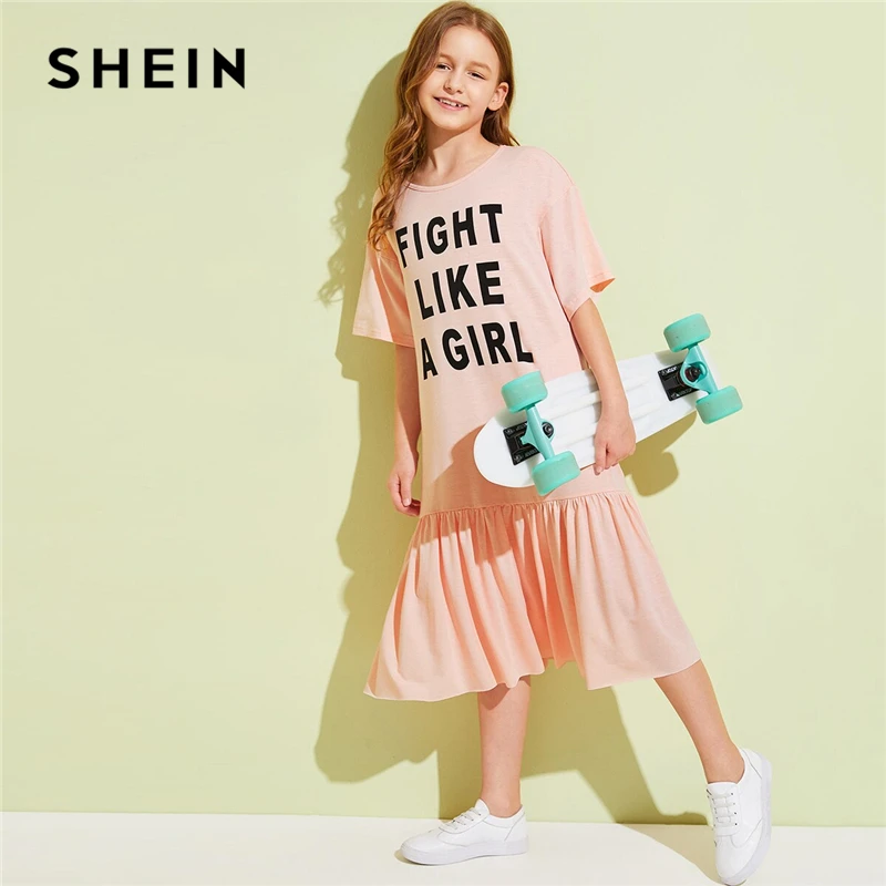 SHEIN/Детская Повседневная футболка для девочек с буквенным принтом и рюшами на подоле; платье для детей; коллекция года; Летние Детские платья средней длины с короткими рукавами и оборками