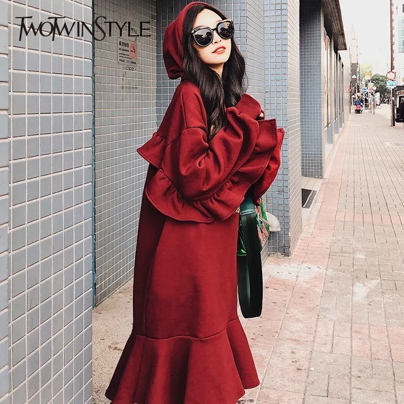 TWOTWINSTYLE толстовки Feamle Толстовка для женщин рюшами карман бабочка рукав Осень пуловеры кофты Мода корейский