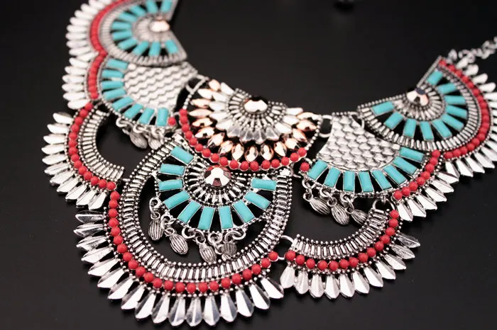 Богемное ювелирное изделие винтажное ожерелье макси разноцветные стразы