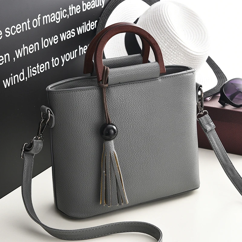 Женская сумка-мессенджер из искусственной кожи с деревянной ручкой и кисточками