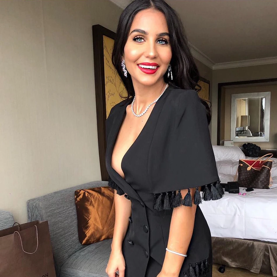 Женское вечернее платье с бахромой черное облегающее V-образным вырезом в стиле