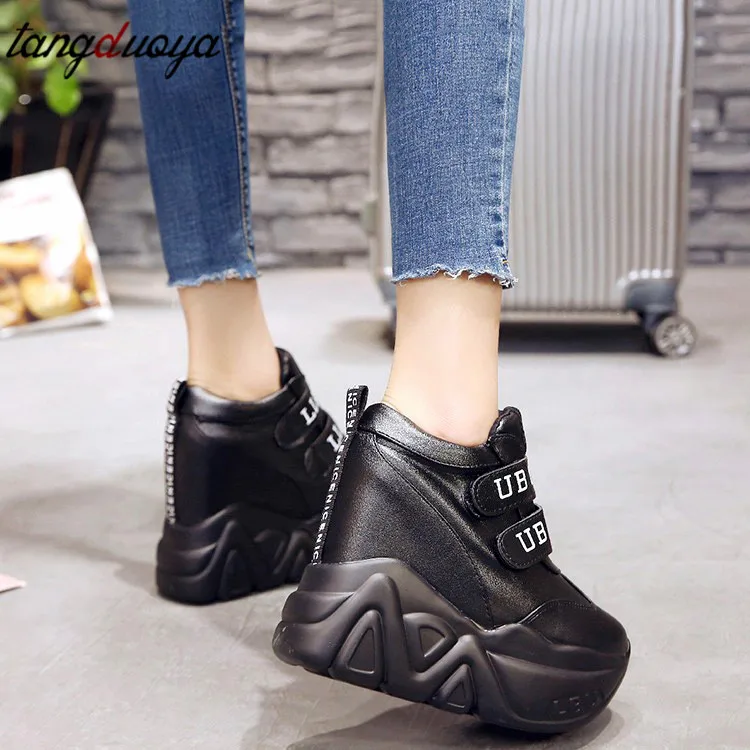 Белые кроссовки для женщин на платформе женская повседневная обувь танкетке