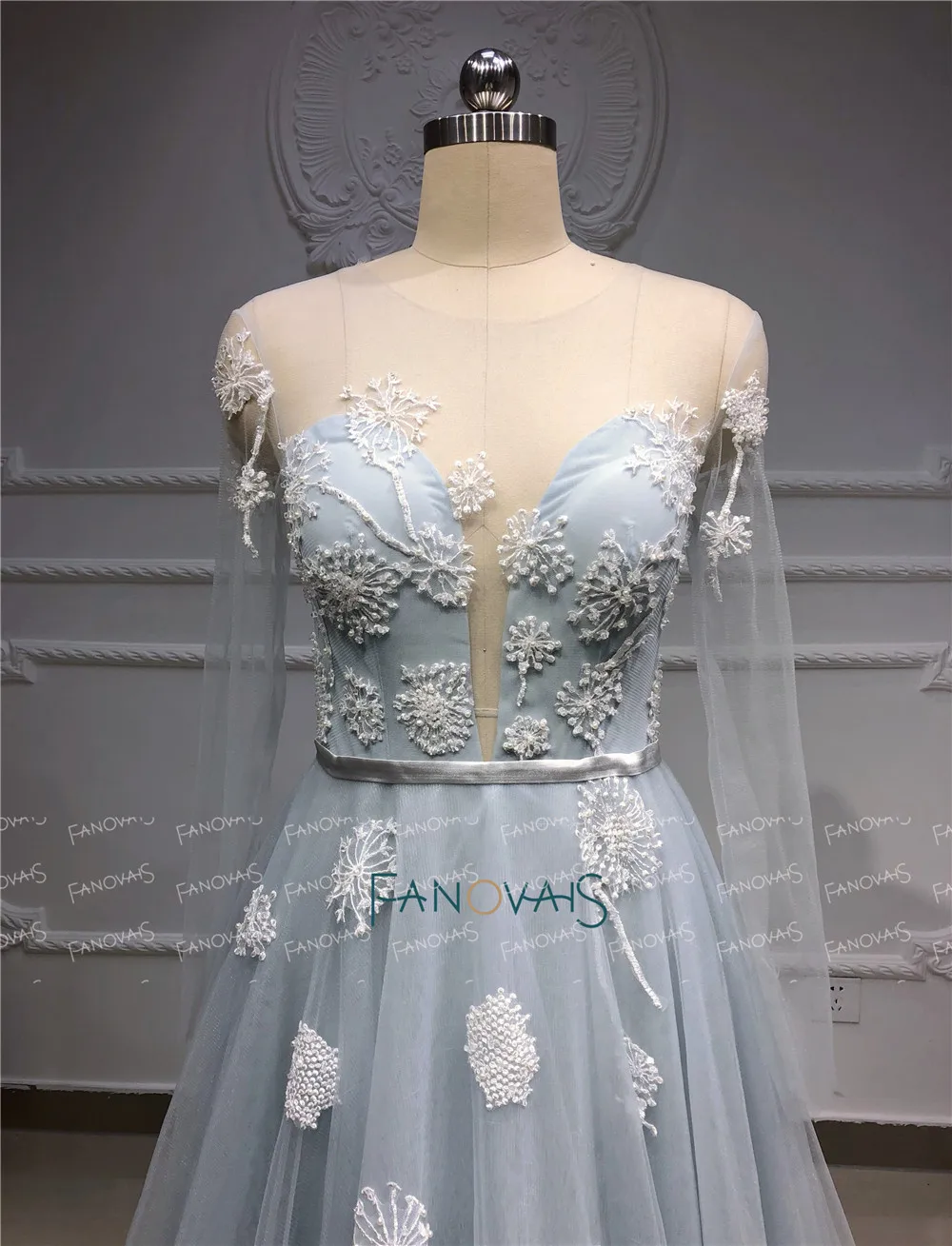 Элегантное вечернее платье с длинными рукавами и кружевом одуванчика украшенное