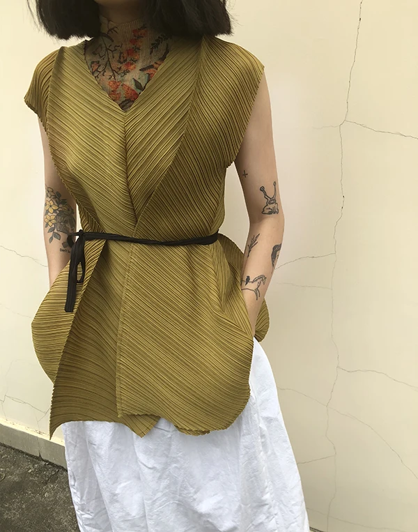 mustard Дизайнерские плиссированные майки MIYAKE; - Цвет: mustard